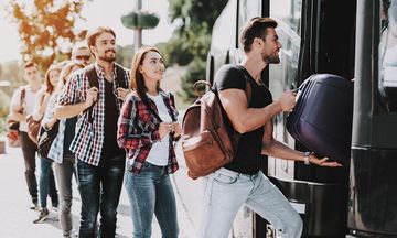 Reisende steigen in Bus