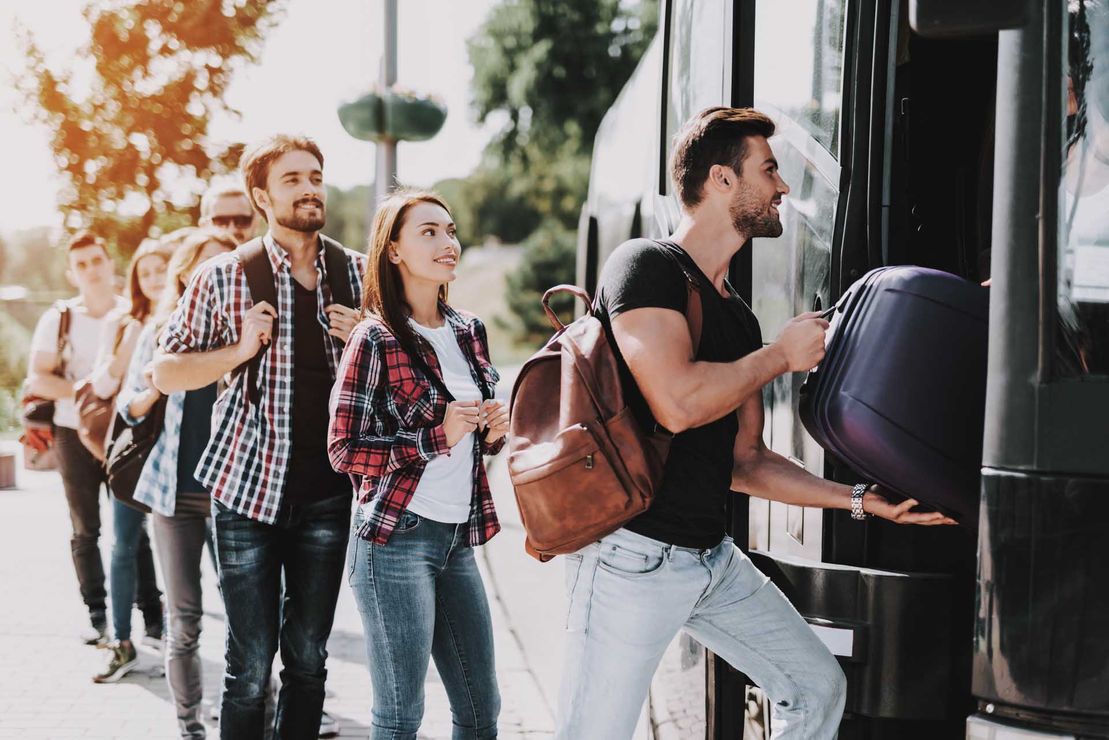 Junge Leute steigen in den Bus